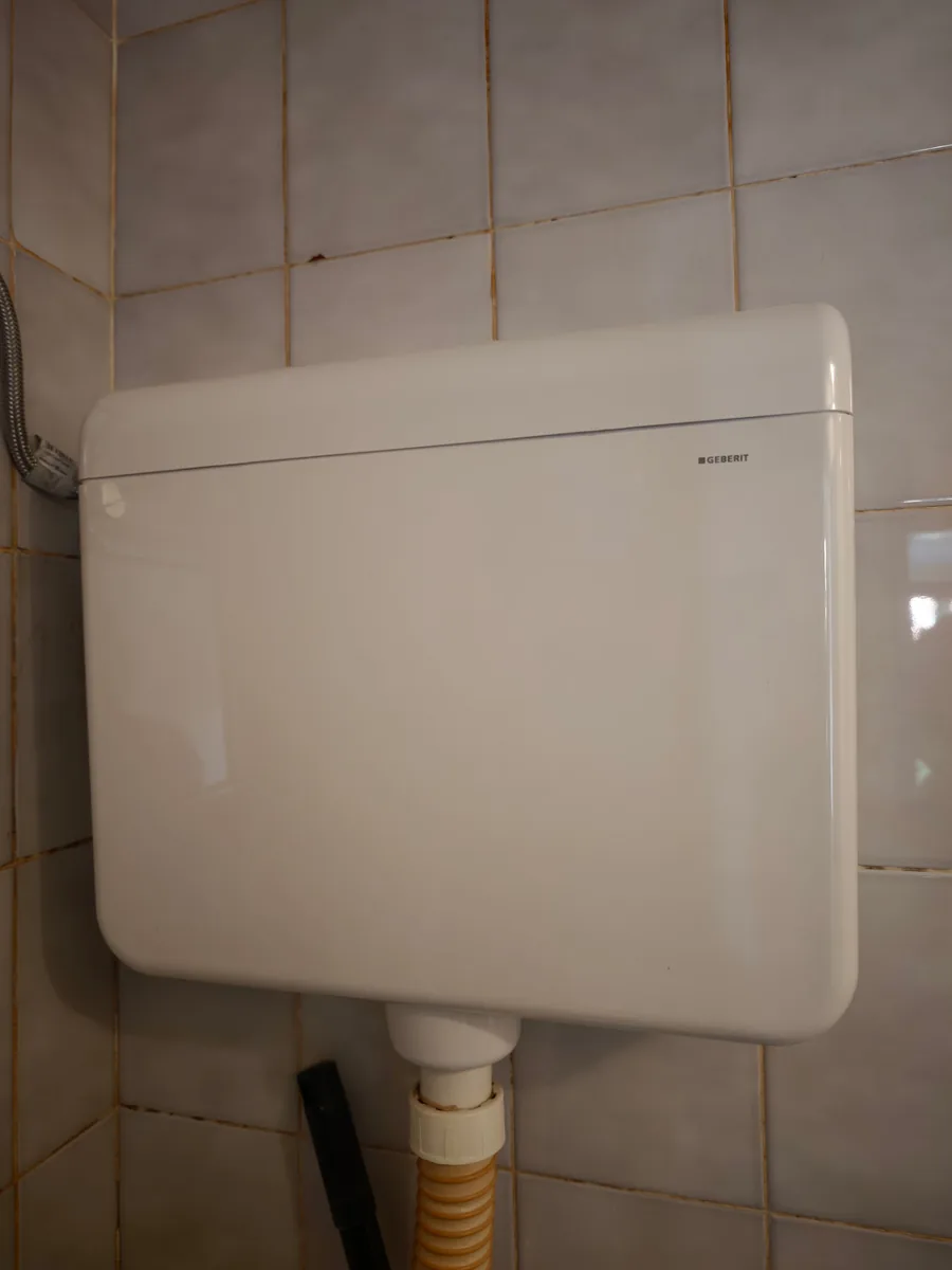 Nadzidni Geberit vodokotlić u kupatilu pre pregleda curenja